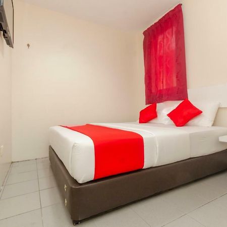 Oyo 1010 Skudai Hotel מראה חיצוני תמונה