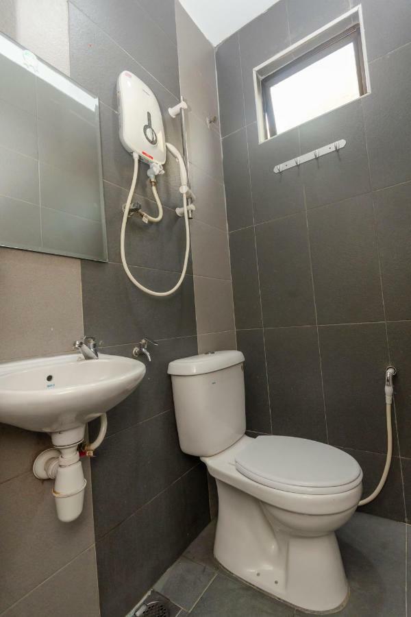 Oyo 1010 Skudai Hotel מראה חיצוני תמונה